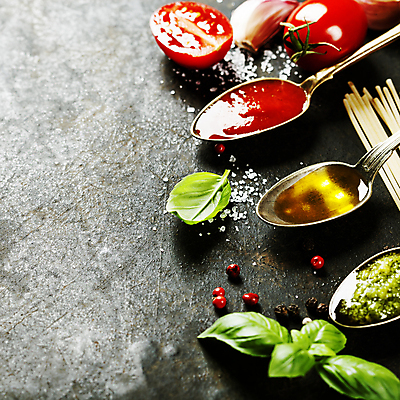 포토 JPG 해외이미지 방울토마토 검은배경 실내 근접촬영 사람없음 숟가락 이탈리아음식 올리브오일 바질 토마토소스 페스토 해외202004 해외포토 뷰포인트 백그라운드 토마토 서양음식 수저 내부 검은색 소스_음식 기름_음식 파일형식