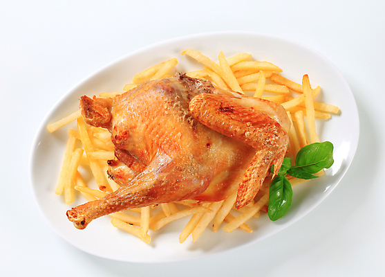 포토 JPG 해외이미지 스튜디오촬영 접시 음식 부분 감자 육류 요리 사람없음 식사 저녁식사 치킨 튀김 감자튀김 그릴 굽기 피부 흰배경 반쪽 머리위 점심식사 메인요리 해외202004 해외202105 해외포토 식기 백그라운드 채소 식재료 주방용품 실내 신체부위 흰색 구이 닭고기요리 파일형식