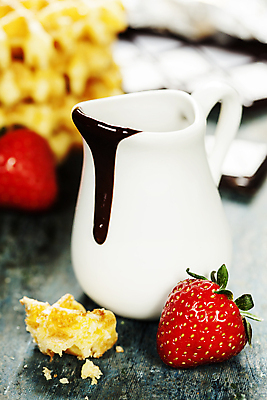 포토 JPG 해외이미지 딸기 실내 근접촬영 사람없음 아웃포커스 달콤 와플 시럽컵 초코시럽 해외202004 해외포토 뷰포인트 과일 디저트 촬영기법 내부 초콜릿 맛 시럽 파일형식