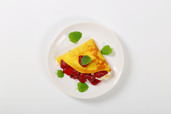 포토 JPG 해외이미지 접시 딸기 실내 사람없음 하이앵글 달콤 민트 흰배경 크레이프 해외202004 해외202105 해외포토 식기 뷰포인트 백그라운드 과일 디저트 내부 흰색 맛 허브 파일형식