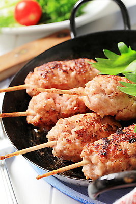 포토 JPG 해외이미지 음식 육류 돼지고기 요리 사람없음 검은색 저녁식사 소고기 튀김 막대기 프라이팬 꼬치 미트볼 묘사 양고기 점심식사 다진 땅바닥 송아지고기 앙트레 해외202004 해외202105 해외포토 컬러 식재료 주방용품 바닥 식사 파일형식