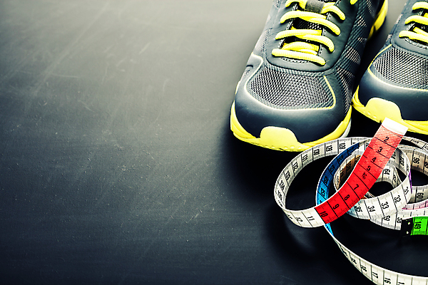 포토 JPG 해외이미지 운동화 다이어트 검은배경 줄자 사람없음 오브젝트 해외202004 해외포토 백그라운드 신발 자 건강 검은색 파일형식