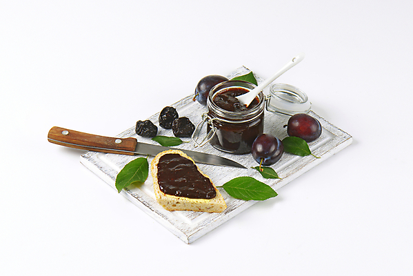 포토 JPG 해외이미지 스튜디오촬영 잎 유리병 실내 사람없음 숟가락 나이프 바게트 흰배경 과일잼 나무도마 서양자두 해외202004 해외202105 해외포토 식물 식기 빵 백그라운드 병_용기 도마 수저 내부 목재 흰색 칼 잼 파일형식