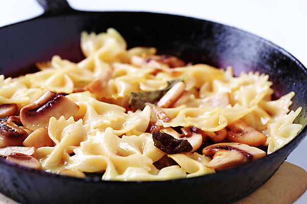 포토 JPG 해외이미지 음식 조각 파스타 요리 사람없음 버섯 프라이팬 묘사 세이지 음식준비 파르팔레 해외202004 해외202105 해외포토 주방용품 서양음식 준비 파스타면 파일형식