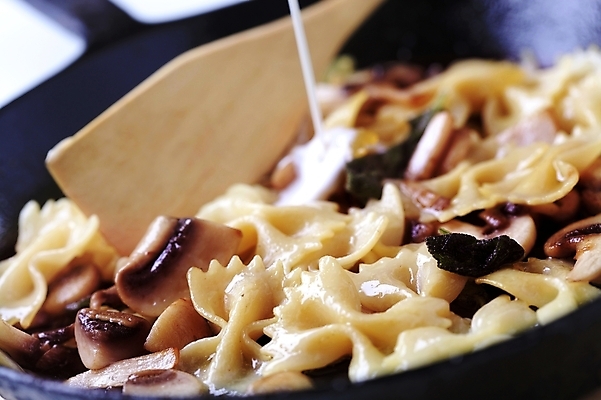 포토 JPG 해외이미지 음식 조각 파스타 요리 사람없음 버섯 프라이팬 크림 세이지 음식준비 파르팔레 해외202004 해외202105 해외포토 주방용품 서양음식 준비 파스타면 파일형식