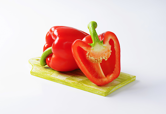 포토 JPG 해외이미지 단면 파프리카 실내 사람없음 자르기 흰배경 나무도마 해외202004 해외202105 해외포토 백그라운드 채소 모션 도마 내부 목재 흰색 파일형식