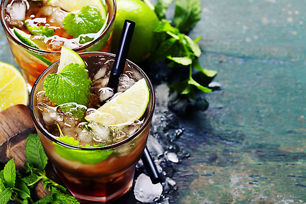 포토 JPG 해외이미지 빨대 사람없음 얼음 민트 칵테일잔 파란배경 라임 모히토 해외202004 해외포토 자연요소 백그라운드 술잔 과일 파란색 칵테일 허브 파일형식