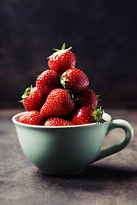 포토 JPG 해외이미지 딸기 검은배경 실내 사람없음 쌓기 찻잔 해외202004 해외포토 백그라운드 과일 모션 잔 내부 검은색 파일형식