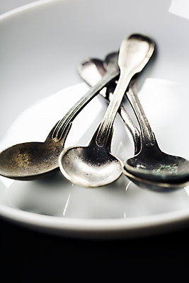 포토 JPG 해외이미지 접시 실내 사람없음 숟가락 빈티지 상차림 준비 은수저 해외202004 플레이팅 해외포토 식기 컨셉 수저 내부 파일형식