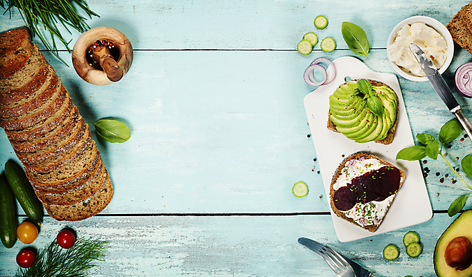 포토 JPG 해외이미지 빵 포크 잎 방울토마토 오이 도마 샌드위치 사람없음 하이앵글 나이프 민트 파란배경 나무바닥 바질 아보카도 막자 적양파 크림치즈 통후추 카피스페이스 해외202004 해외포토 식물 식기 음식 뷰포인트 백그라운드 토마토 채소 과일 주방용품 양파 치즈 바닥 파란색 공백 칼 허브 후추 파일형식