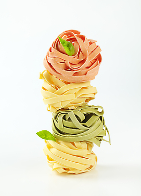 포토 JPG 해외이미지 스튜디오촬영 음식 재료 공 파스타 스파게티 사람없음 빨간색 초록색 노란색 면 플랫 흰배경 페투치네 탈리아텔레 해외202004 해외202105 해외포토 컬러 백그라운드 서양음식 실내 흰색 파스타면 파일형식