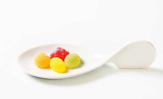 포토 JPG 해외이미지 스튜디오촬영 음식 사탕 종류 사람없음 컬러풀 과자 숟가락 여러개 흰색 도자기 달콤 고무 해외202004 해외202105 해외포토 컬러 다수 디저트 수저 실내 맛 파일형식