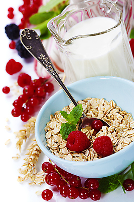 포토 JPG 해외이미지 그릇 실내 사람없음 숟가락 우유 우유병 흰배경 산딸기 건강식 오트밀 크랜베리 슈퍼푸드 귀리 해외202004 해외포토 식기 열매 음식 백그라운드 과일 병_용기 유제품 곡류 수저 내부 흰색 건강식품 파일형식