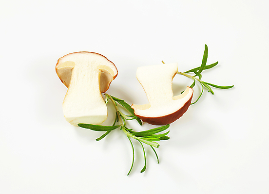 포토 JPG 해외이미지 스튜디오촬영 식재료 단면 실내 사람없음 흰배경 슬라이스 로즈메리 그물버섯 해외202004 해외202105 해외포토 백그라운드 내부 버섯 흰색 허브 파일형식