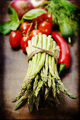 포토 JPG 해외이미지 잎 방울토마토 고추 실내 근접촬영 사람없음 다발 묶기 아스파라거스 나무바닥 노끈 해외202004 해외포토 식물 줄 뷰포인트 토마토 채소 모션 바닥 내부 파일형식