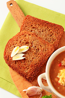 포토 JPG 해외이미지 음식 빵 조각 반찬 도마 마늘 사람없음 수프 만취 머리위 토스트 반주 해외202004 해외202105 해외포토 채소 주방용품 술취함 파일형식