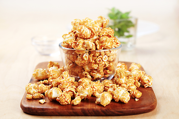 포토 JPG 해외이미지 접시 사람없음 아웃포커스 달콤 팝콘 유리그릇 나무받침 캐러멜 해외202004 해외202105 해외포토 그릇 식기 유리 디저트 촬영기법 목재 맛 받침대 파일형식