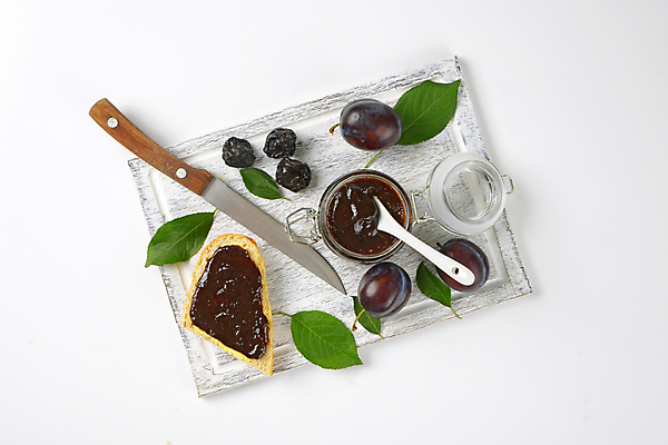 포토 JPG 해외이미지 스튜디오촬영 유리병 실내 사람없음 하이앵글 숟가락 나이프 바게트 흰배경 과일잼 나무도마 서양자두 해외202004 해외202105 해외포토 식기 빵 뷰포인트 백그라운드 병_용기 도마 수저 내부 목재 흰색 칼 잼 파일형식