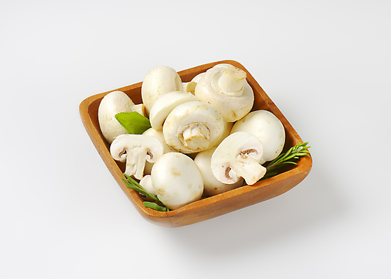 포토 JPG 해외이미지 스튜디오촬영 식재료 실내 사람없음 흰배경 담기 양송이 로즈메리 나무그릇 해외202004 해외202105 해외포토 그릇 백그라운드 모션 내부 목재 버섯 흰색 허브 파일형식