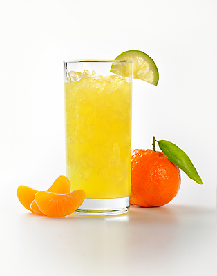 포토 JPG 해외이미지 스튜디오촬영 잎 오렌지 잔 실내 사람없음 오렌지주스 흰배경 라임 해외202004 해외202105 해외포토 식물 식기 백그라운드 과일 내부 흰색 과일주스 파일형식