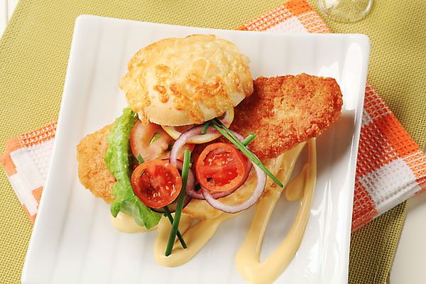 포토 JPG 해외이미지 접시 음식 토마토 채소 양파 치즈 샌드위치 어류 요리 사람없음 식사 튀김 조미료 상추 브런치 머리위 레시피 마요네즈 점심식사 쪽파 번 빵가루 해외202004 해외202105 해외포토 식기 빵 유제품 수중동물 소스_음식 파 향미료 파일형식