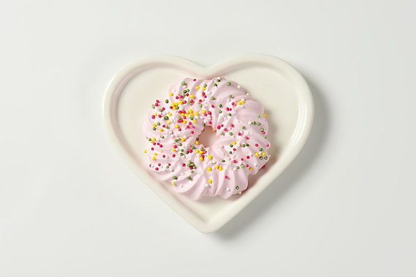 포토 JPG 해외이미지 스튜디오촬영 1 접시 음식 분홍색 사람없음 장식 컬러풀 쿠키 과자 달콤 굽기 뿌리기 싱글 흰배경 머리위 토핑 머랭 해외202004 해외202105 머랭쿠키 해외포토 식기 컬러 백그라운드 모션 디저트 실내 흰색 맛 구이 파일형식