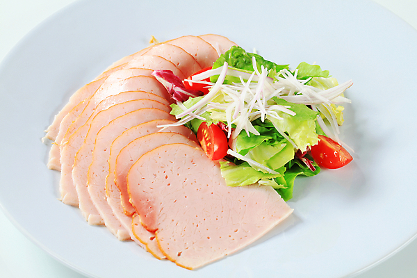 포토 JPG 해외이미지 스튜디오촬영 접시 음식 조각 토마토 채소 양파 건강 육류 사람없음 치킨 샐러드 신선 애피타이저 상품 상추 햄 훈제 살라미 얇은 저지방 치유 편육 개조 맛있는 해외202004 해외202105 해외포토 식기 식재료 실내 기름 닭고기요리 파일형식 내부