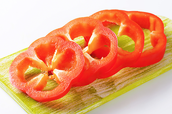 포토 JPG 해외이미지 조각 파프리카 실내 사람없음 자르기 흰배경 나무도마 해외202004 해외202105 해외포토 백그라운드 채소 모션 도마 내부 목재 흰색 파일형식