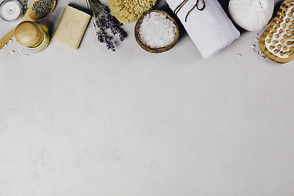 포토 JPG 해외이미지 회색배경 실내 사람없음 수건 머리빗 아로마 비누 아로마테라피 라벤더 카피스페이스 아로마오일 입욕소금 해외202004 해외포토 꽃 백그라운드 내부 위생용품 공백 회색 미용용품 오일_화장품 허브 소금 테라피 파일형식