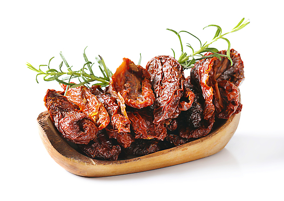 포토 JPG 해외이미지 스튜디오촬영 토마토 건조 실내 사람없음 흰배경 로즈메리 나무그릇 해외202004 해외202105 해외포토 그릇 백그라운드 채소 내부 목재 흰색 허브 파일형식