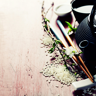 포토 JPG 해외이미지 스튜디오촬영 꽃 젓가락 실내 사람없음 아웃포커스 쌀 찻잔 찻주전자 해외202004 해외포토 식물 주전자 잔 곡류 촬영기법 수저 내부 파일형식