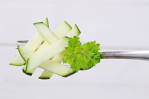 포토 JPG 해외이미지 스튜디오촬영 음식 포크 채소 재료 호박 건강 사람없음 초록색 쌓기 금속 튀김 신선 은색 자르기 유기농 날것 머리위 국산 스쿼시 흙더미 내추럴 숙성 얇은 주키니 주키니호박 개조 해외202004 해외202105 해외포토 식기 웰빙 스포츠 컬러 모션 재질 실내 구기 흙 파일형식 더미