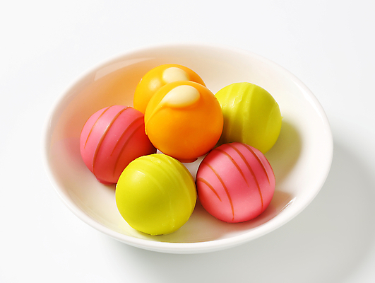 포토 JPG 해외이미지 스튜디오촬영 접시 사람없음 초콜릿 여러개 달콤 흰배경 해외202004 해외202105 해외포토 식기 다수 백그라운드 디저트 실내 흰색 맛 파일형식