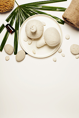 포토 JPG 해외이미지 잎 실내 사람없음 하이앵글 수건 흰배경 아로마 아로마테라피 스톤 허브볼 카피스페이스 아로마오일 해외202004 해외포토 식물 뷰포인트 백그라운드 내부 위생용품 공백 흰색 오일_화장품 테라피 파일형식