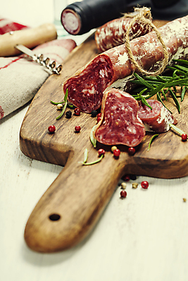 포토 JPG 해외이미지 실내 사람없음 와인병 흰배경 슬라이스 로즈메리 와인오프너 나무도마 살라미 통후추 해외202004 해외포토 백그라운드 병_용기 도마 내부 목재 와인 흰색 허브 후추 병따개 파일형식