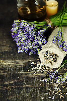 포토 JPG 해외이미지 실내 사람없음 나무바닥 향초 아로마테라피 라벤더 찻잎 포대자루 해외202004 해외포토 꽃 초 바닥 내부 차_음료 허브 자루 테라피 파일형식