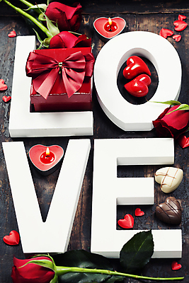 포토 JPG 해외이미지 영어 초 실내 발렌타인데이 사랑 타이포그라피 사람없음 단어 장미 오브젝트 나무바닥 해외202004 해외포토 문자 꽃 감정 데이이벤트 바닥 내부 파일형식