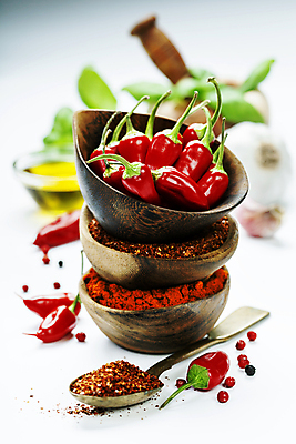 포토 JPG 해외이미지 식재료 사람없음 아웃포커스 숟가락 흰배경 매움 홍고추 후추 고춧가루 나무그릇 후추가루 해외202004 해외포토 그릇 백그라운드 고추 촬영기법 수저 목재 흰색 맛 가루 향신료 파일형식