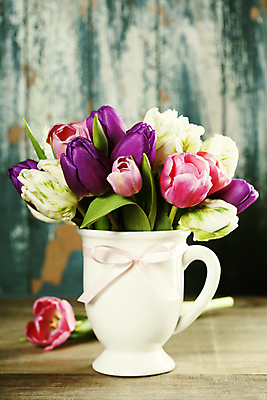 포토 JPG 해외이미지 실내 사람없음 꽃병 튤립 나무벽 나무탁자 해외202004 해외포토 꽃 벽 탁자 내부 목재 파일형식