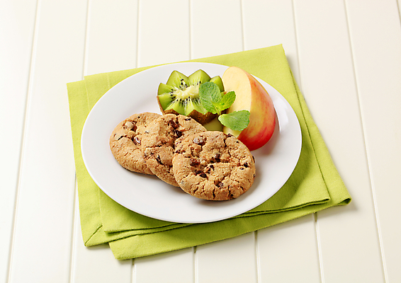 포토 JPG 해외이미지 접시 음식 다이어트 과일 디저트 키위 사람없음 초록색 하이앵글 쿠키 달콤 아침식사 사과 굽기 냅킨 건포도 오트밀 핸드메이드 통밀 해외202004 해외202105 해외포토 식기 뷰포인트 컬러 포도 건강 식사 맛 밀 구이 건과일 파일형식 귀리