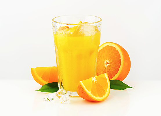 포토 JPG 해외이미지 스튜디오촬영 오렌지 잔 실내 사람없음 얼음 오렌지주스 흰배경 해외202004 해외202105 해외포토 자연요소 식기 백그라운드 과일 내부 흰색 과일주스 파일형식