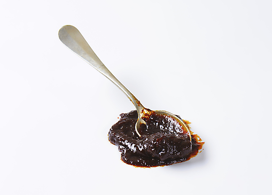 포토 JPG 해외이미지 스튜디오촬영 실내 사람없음 숟가락 흰배경 자두 과일잼 해외202004 해외202105 해외포토 백그라운드 과일 수저 내부 흰색 잼 파일형식