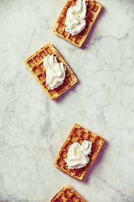 포토 JPG 해외이미지 디저트 실내 사람없음 하이앵글 달콤 흰배경 생크림 대리석 와플 해외202004 해외포토 음식 뷰포인트 백그라운드 재료 내부 흰색 맛 크림 파일형식