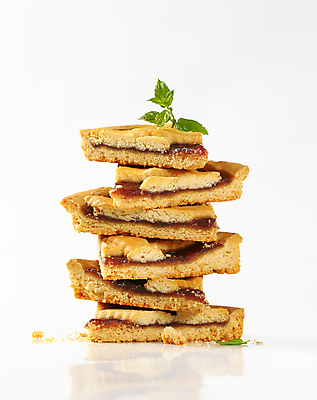 포토 JPG 해외이미지 스튜디오촬영 음식 조각 과일 딸기 디저트 사람없음 빨간색 쌓기 체리 달콤 아침식사 잼 굽기 흰배경 젤리 마멀레이드 타르트 페스츄리 핸드메이드 해외202004 해외202105 해외포토 빵 컬러 백그라운드 모션 실내 식사 흰색 소스_음식 맛 구이 파이_빵 파일형식