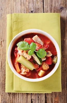 포토 JPG 해외이미지 접시 음식 토마토 채소 건강 요리 사람없음 목재 초록색 저녁식사 버섯 시골 사발 수프 주사위 냅킨 반죽 머리위 바질 점심식사 스페인요리 정물화 주키니 주키니호박 채식주의자 해외202004 해외202105 해외포토 나무 식기 컬러 재료 식사 사기그릇 스페인 그림 채식 파일형식