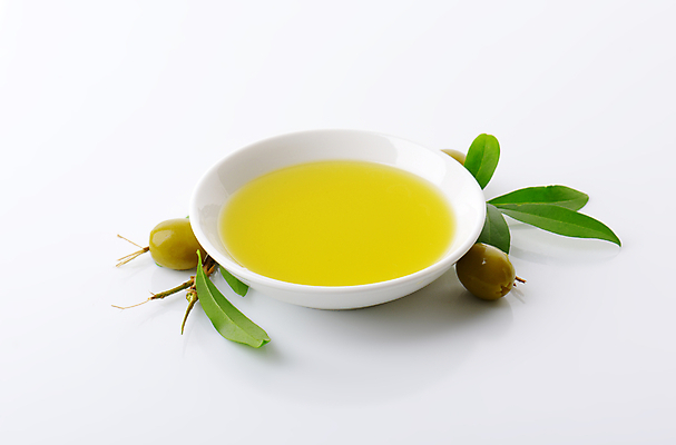 포토 JPG 해외이미지 스튜디오촬영 그릇 실내 사람없음 올리브오일 흰배경 올리브 올리브잎 올리브절임 해외202004 해외202105 해외포토 식기 열매 백그라운드 잎 내부 흰색 기름_음식 절임 파일형식