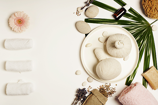 포토 JPG 해외이미지 잎 쟁반 실내 사람없음 하이앵글 수건 흰배경 스파용품 자루 비누 거베라 아로마테라피 찻잎 스톤 허브볼 아로마오일 해외202004 해외포토 식물 꽃 뷰포인트 백그라운드 내부 차_음료 위생용품 스파 흰색 오일_화장품 오브젝트 테라피 파일형식