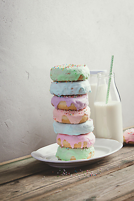 포토 JPG 해외이미지 접시 디저트 실내 빨대 사람없음 쌓기 우유 도넛 달콤 우유병 나무탁자 해외202004 해외포토 식기 음식 모션 탁자 병_용기 유제품 내부 맛 파일형식