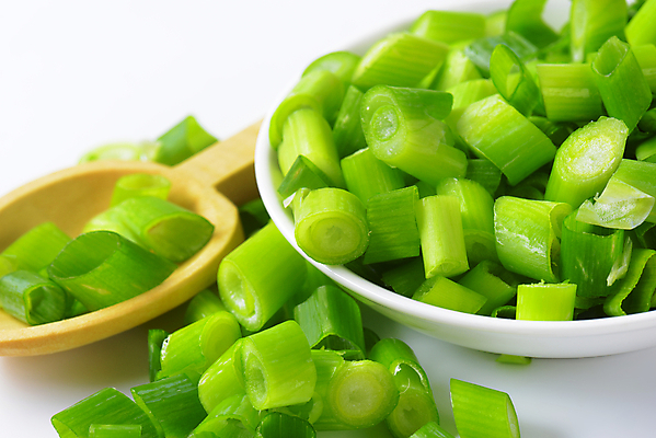 포토 JPG 해외이미지 스튜디오촬영 접시 음식 채소 양파 건강 사람없음 신선 사발 유기농 날것 파 나무숟가락 숙성 샬롯 개조 해외202004 해외202105 해외포토 식기 웰빙 실내 숟가락 사기그릇 파일형식