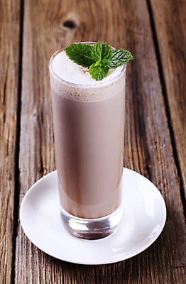 포토 JPG 해외이미지 접시 잔 실내 사람없음 민트 아이스코코아 나무배경 해외202004 해외202105 해외포토 식기 백그라운드 내부 허브 파일형식